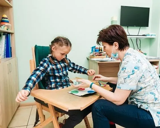Занятие специалиста ЦСМ с ребёнком в кабинете клиники